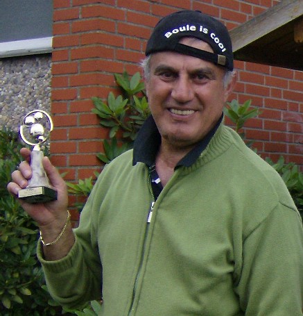 Latif Barqawi bei der Pokal�bergabe in Brinkum