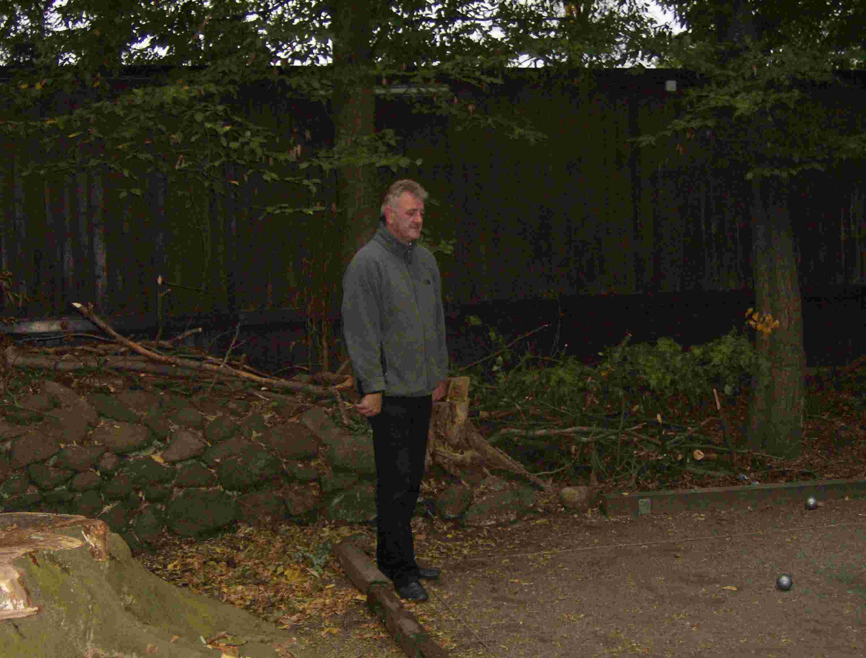Bernd allein auf dem Bouleplatz